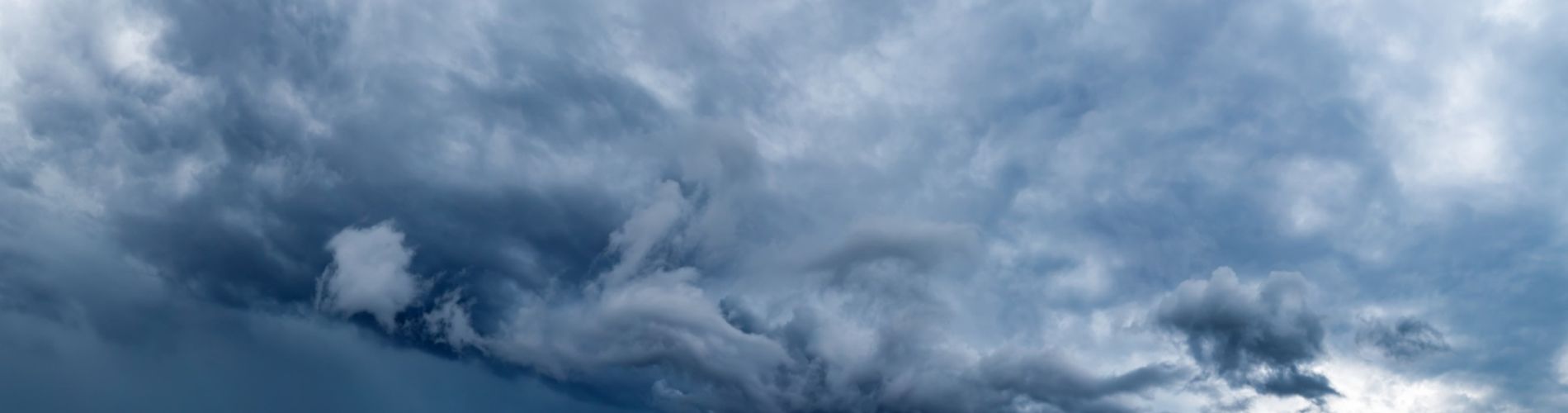vista-affascinante-di-campi-verdi-freschi-sotto-un-cielo-nuvoloso