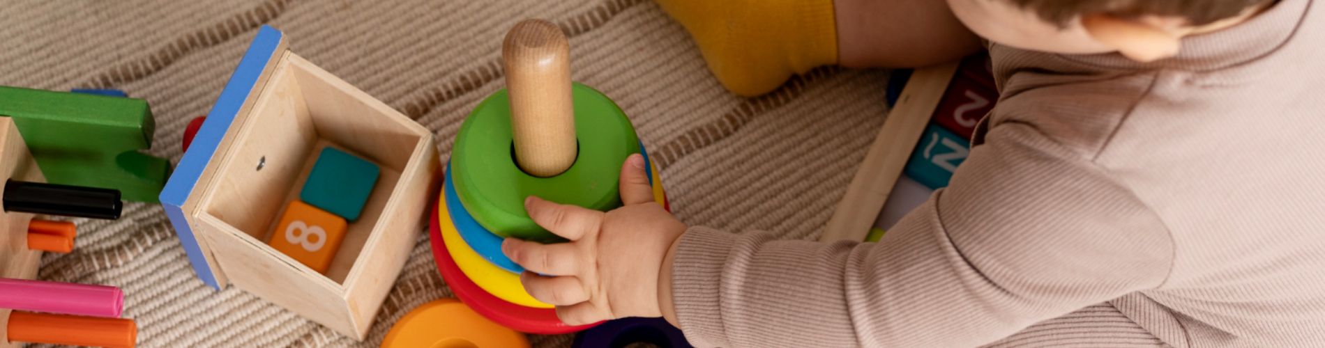 bambino-ad-alto-angolo-che-gioca-con-giocattoli-colorati
