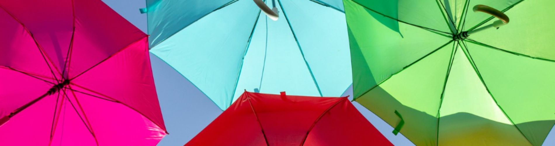 bellissimo-colpo-di-ombrelloni-galleggianti-multicolori-contro-il-cielo-blu