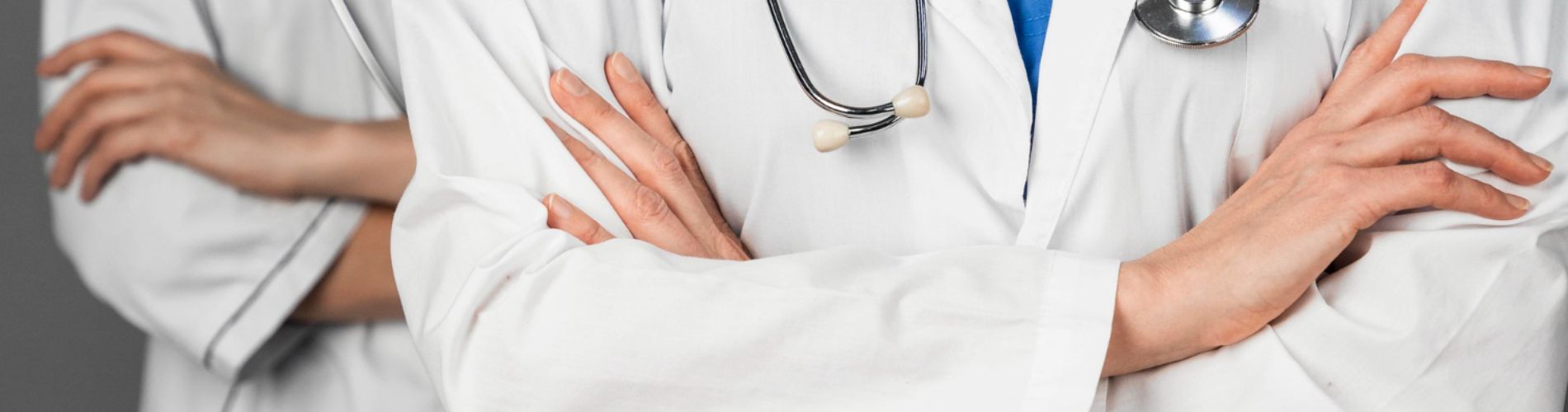 medico-delle-femmine-all-ospedale-con-lo-stetoscopio