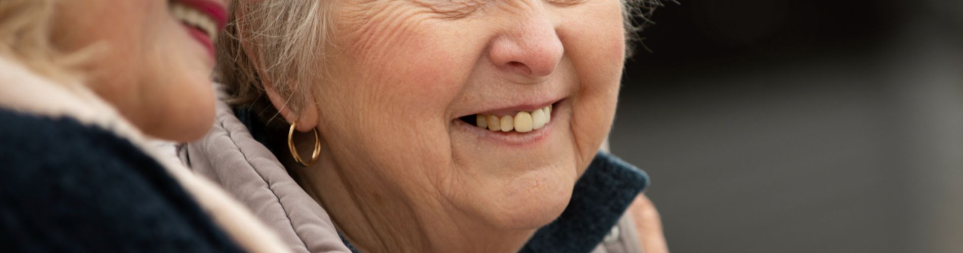 amici-felici-delle-donne-senior-che-chiacchierano