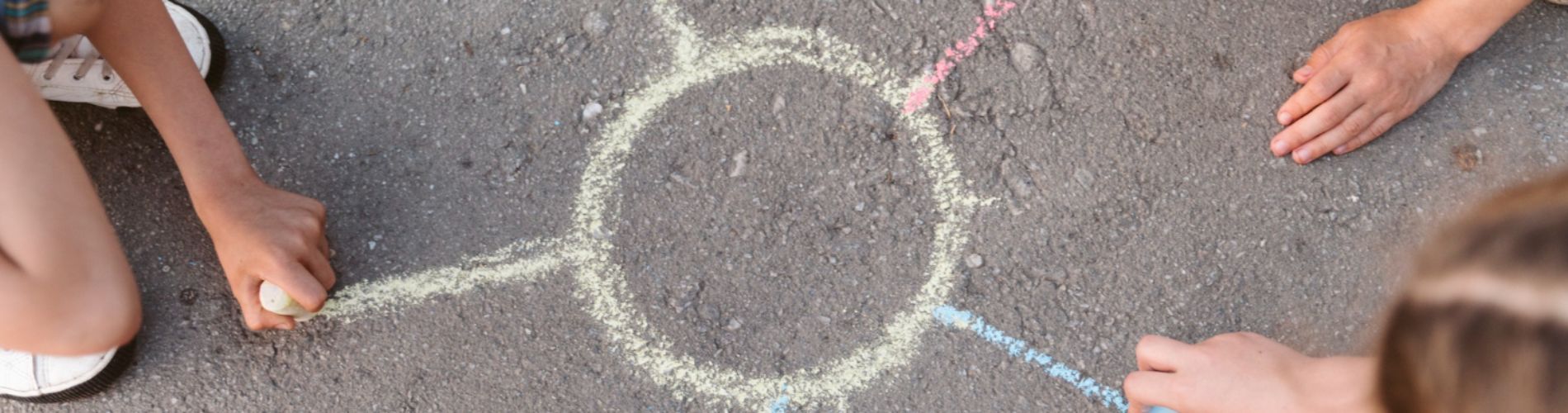 bambini-che-disegnano-un-sole-con-il-gesso