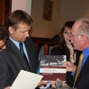 Convegno della Rete Scuola D'Europa - il Presidente Rui Luigino fa omaggio al Sindaco del libro _1989-2009 Anche questa e' Storia_