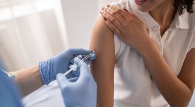 medico-che-vaccina-un-paziente-in-una-clinica