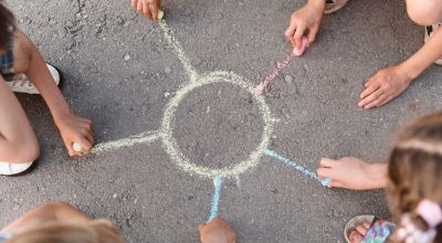 bambini-che-disegnano-un-sole-con-il-gesso